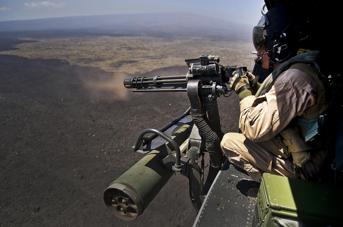 一分钟打出6000发子弹加特林机枪,终结者施瓦辛格拿加特林机枪