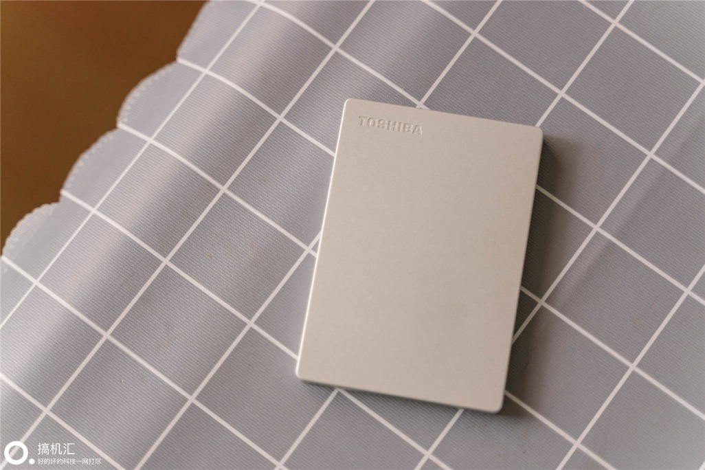 东芝移动硬盘slim和新小黑哪个好,东芝slim移动硬盘