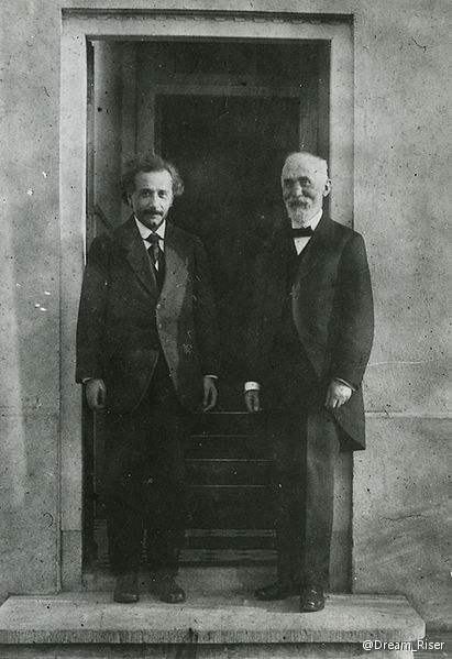 爱因斯坦的狭义相对论说了些什么,爱因斯坦的广义相对论到底是什么