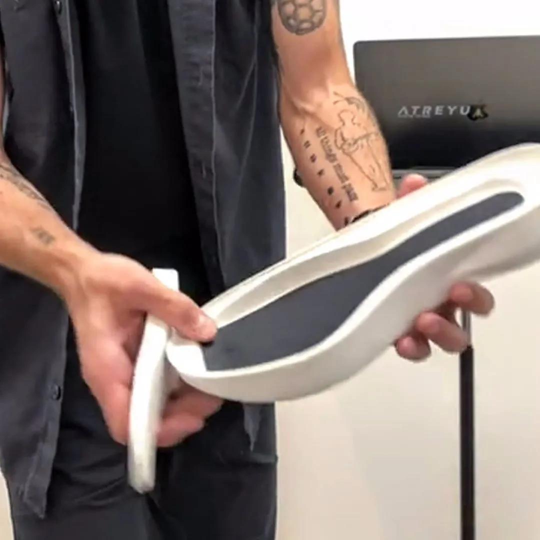 刘嘉玲穿运动鞋,54岁的刘嘉玲穿运动装登山