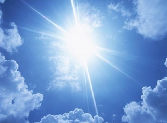 来自太阳的暴击：银屑病男子接受日光洗礼，惨遭病情恶化