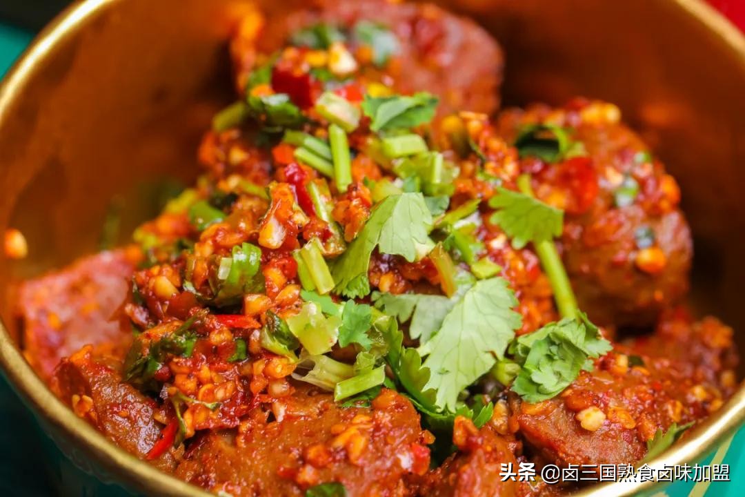 甘河曹老爹拌卤，推出热卤现拌吃法，为小吃市场注入了新的活力