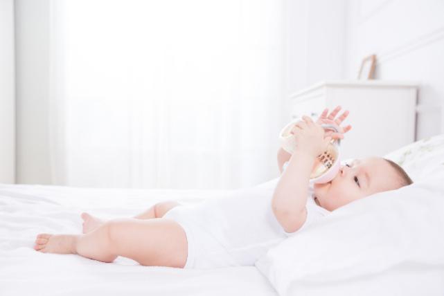 冲奶粉奶粉底部有结块还可以喝吗,奶粉里结块不太好推开是什么情况