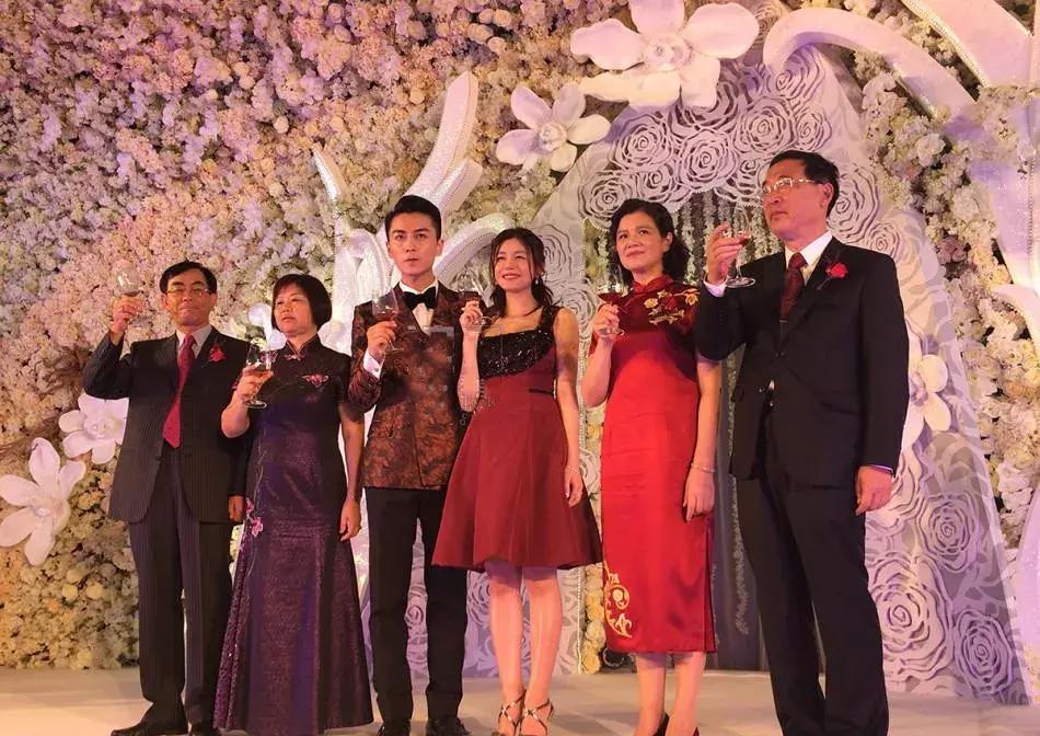 婚礼妈妈穿什么服装比较好看,婚礼上妈妈这样穿气场十足