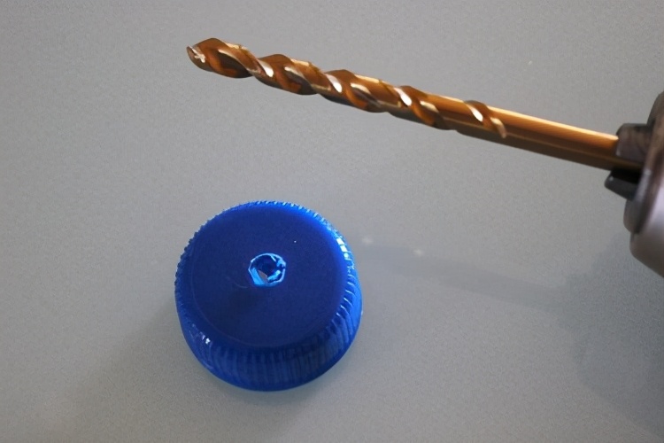 塑料瓶自制免浇水的花盆方法,花盆自动浇水神器