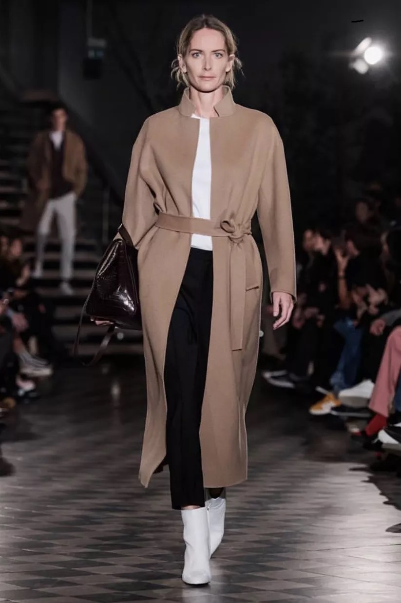 驼色外套内搭什么颜色简单大方,大领驼色短大衣配色穿搭高级感