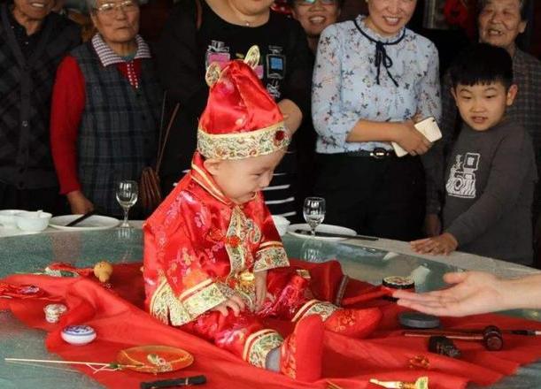 宝宝抓周扔远点,宝宝抓周抓爷爷的手