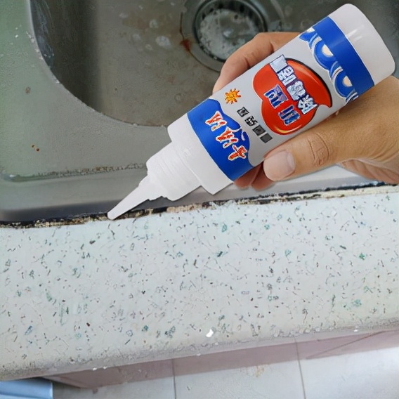 马桶边缘用什么胶才不会发霉发黑,马桶底部胶发黄去除妙招