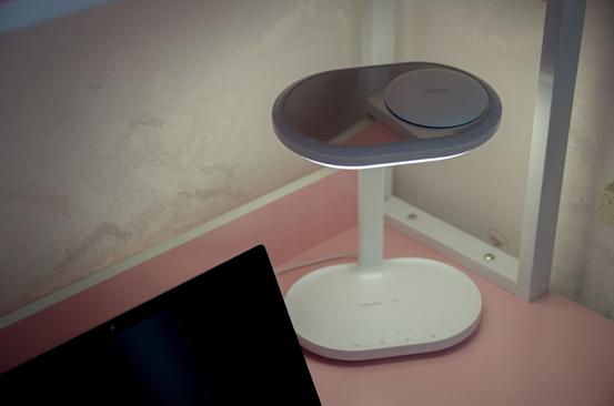 momax无线充电台灯怎么用,momax无线充电美妆镜台灯