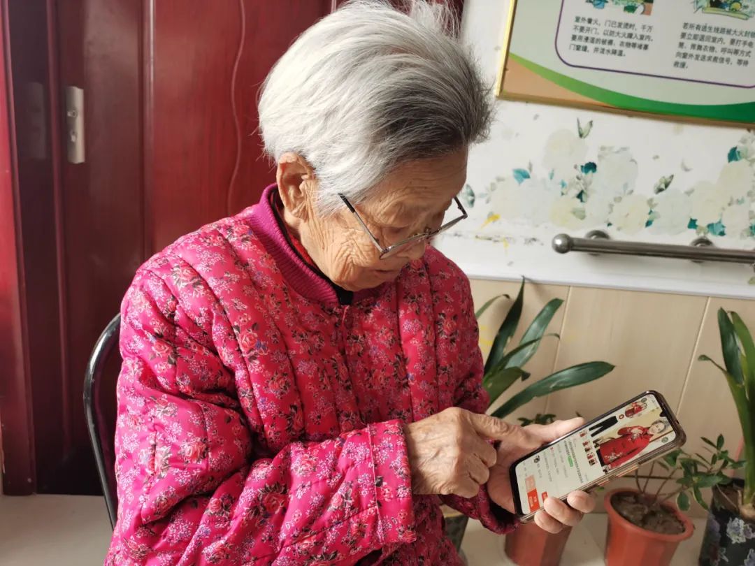 大家评价下,韩奶奶自己网购的唐装好看不