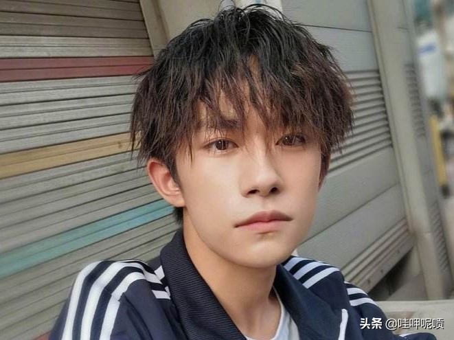 易烊千玺和弟弟楠楠现状,易烊千玺楠楠爸妈