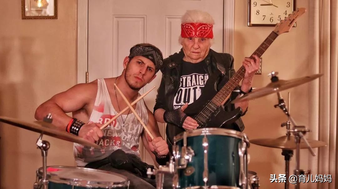 93岁奶奶恶搞27岁孙子一夜爆红！千万网友实力围观：奶奶太坑了！