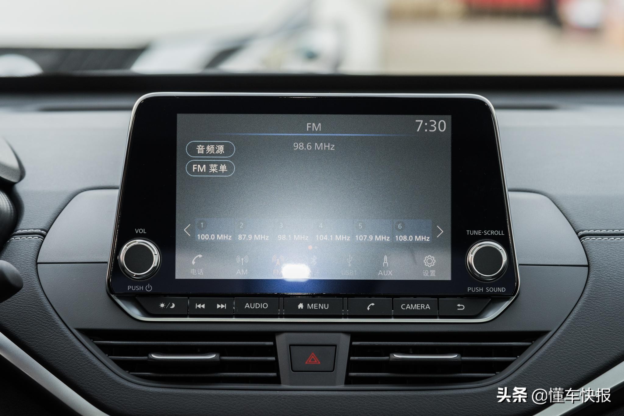 本田雅阁和日产天籁2.0t对比测试,天籁2.0t和雅阁混动怎么选