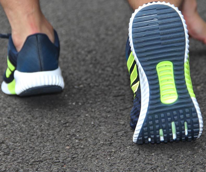 阿迪达斯清风系列跑鞋,夏季跑步阿迪套装