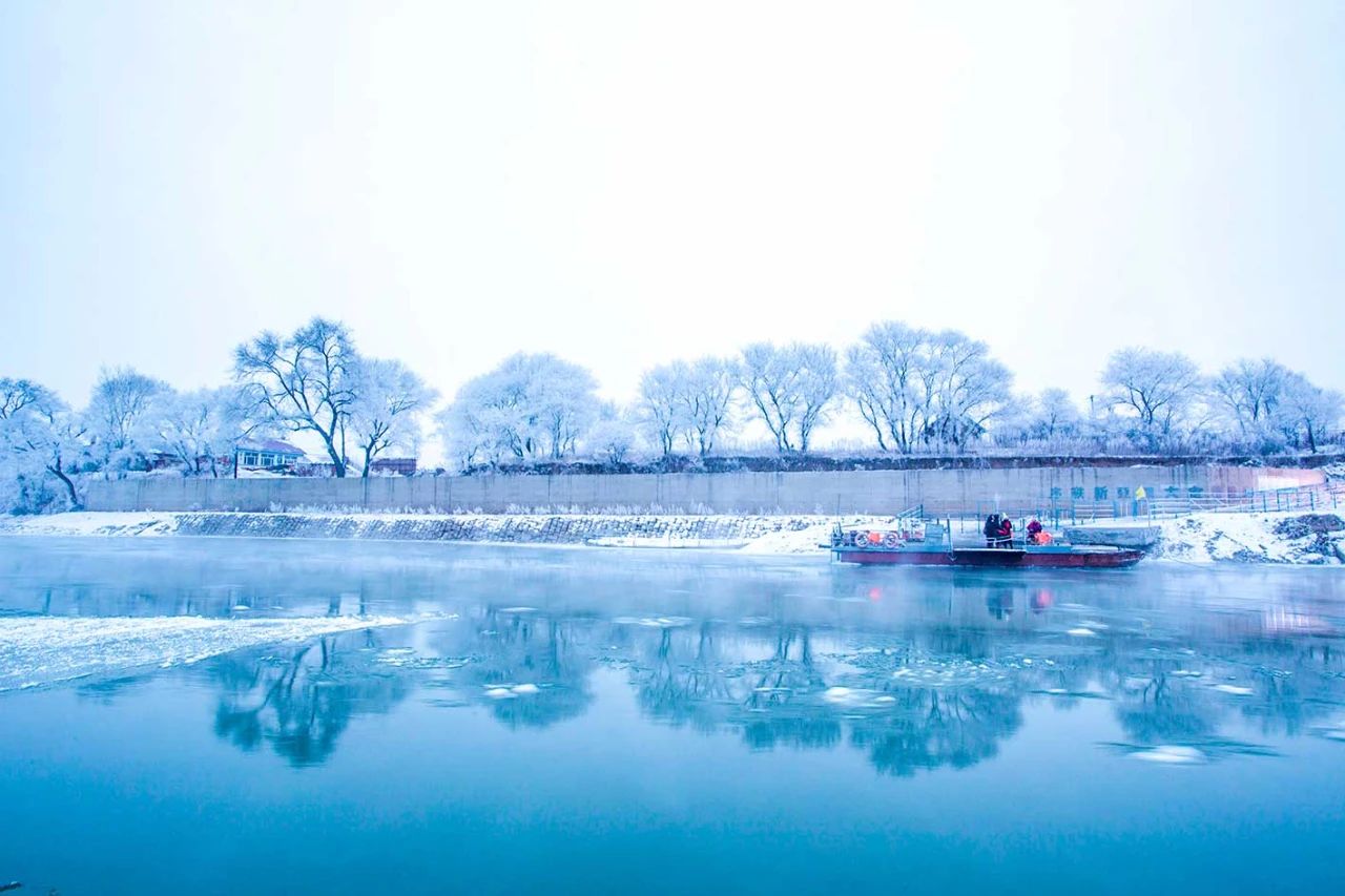 冬季的庭院景观,美丽如画的自然景观让人心旷神怡