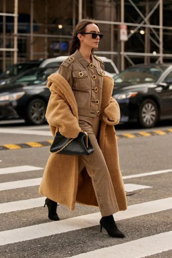 驼色大衣多种风格穿搭攻略,驼色大衣的高级感穿搭示范