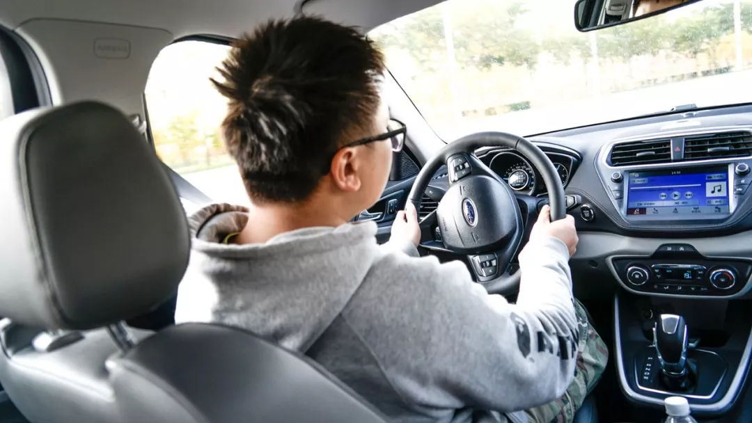 福特新款福睿斯实拍曝光颜值提升,长安福特福睿斯性能测试