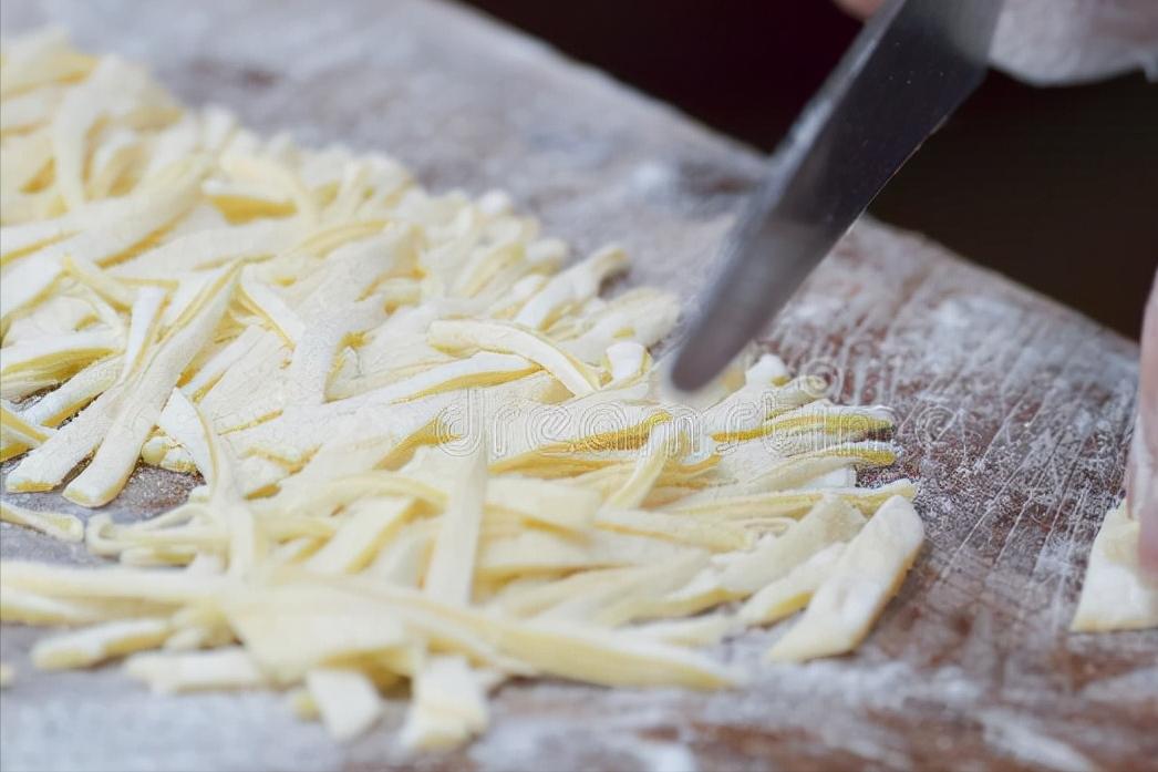 手擀面煮熟后易断是什么原因,手擀面为什么不劲道容易断