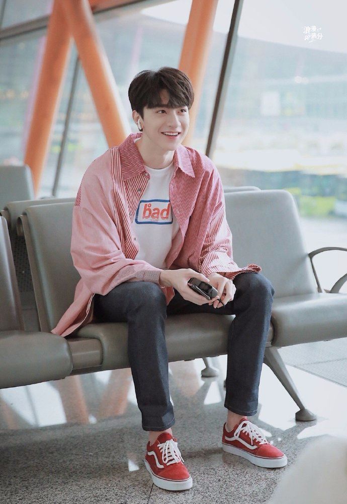 林一匡威同款,林一西装匡威