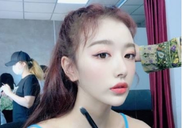 厚的但又不是很厚的刘海,薄薄的齐刘海不明显