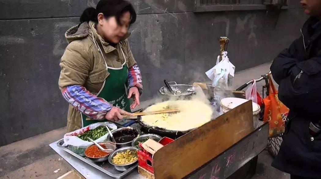摆摊卖鸡蛋灌饼的真实收入,95后女孩摆摊年入200万