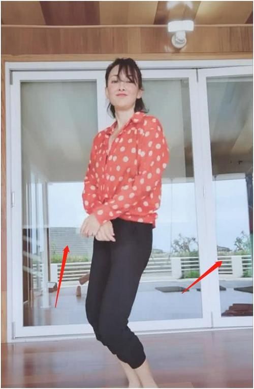 牛莉同款粉色大衣,牛莉出席活动穿一身白色西装图片