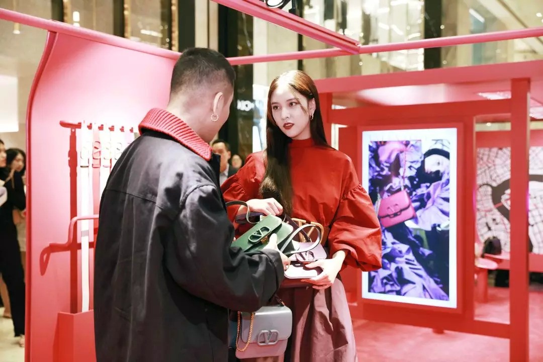 我抓住了一位资深柜员,道出了如何让你掏钱买包的秘密