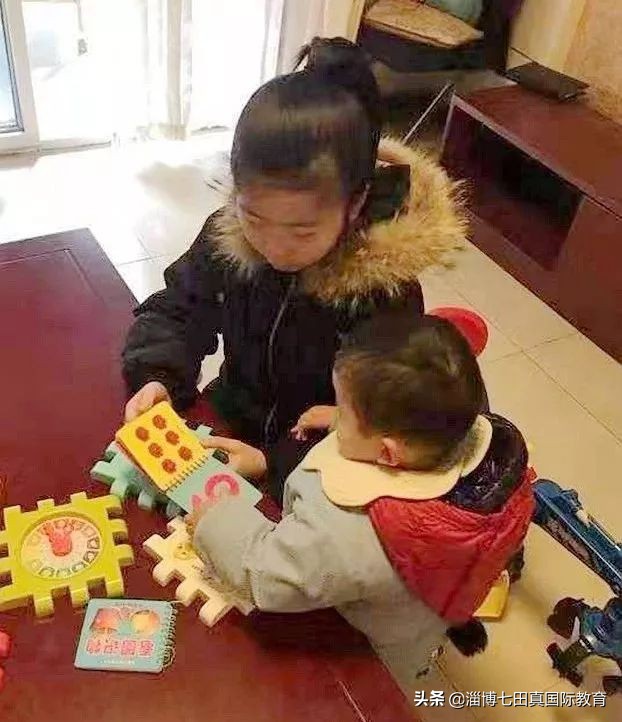 妈妈抗疫回家孩子痛苦,父母奋战抗疫10岁娃独自照顾自己