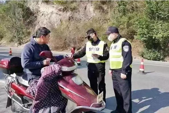 隔着屏幕的心疼！医生抽出民警膝盖里的积液，都已经化脓了