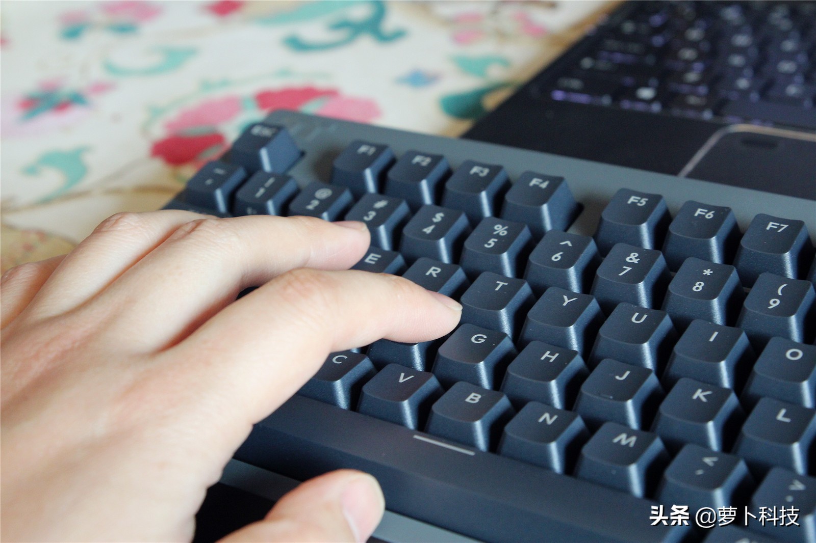 pc平板手机协同办公,平板适合的三模键盘