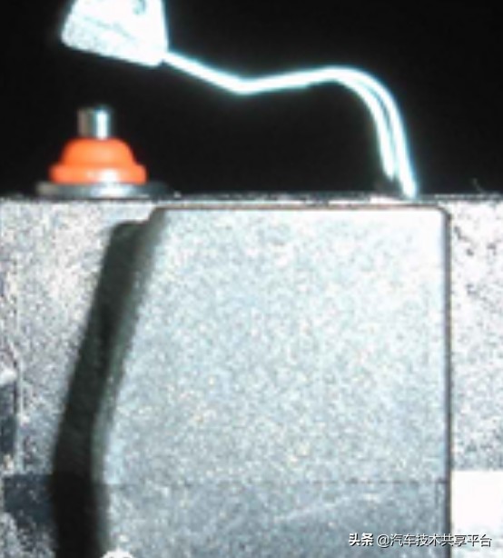 奥迪a6l后备箱低音共振怎么解决,奥迪a6l后备箱用钥匙打开自动弹开