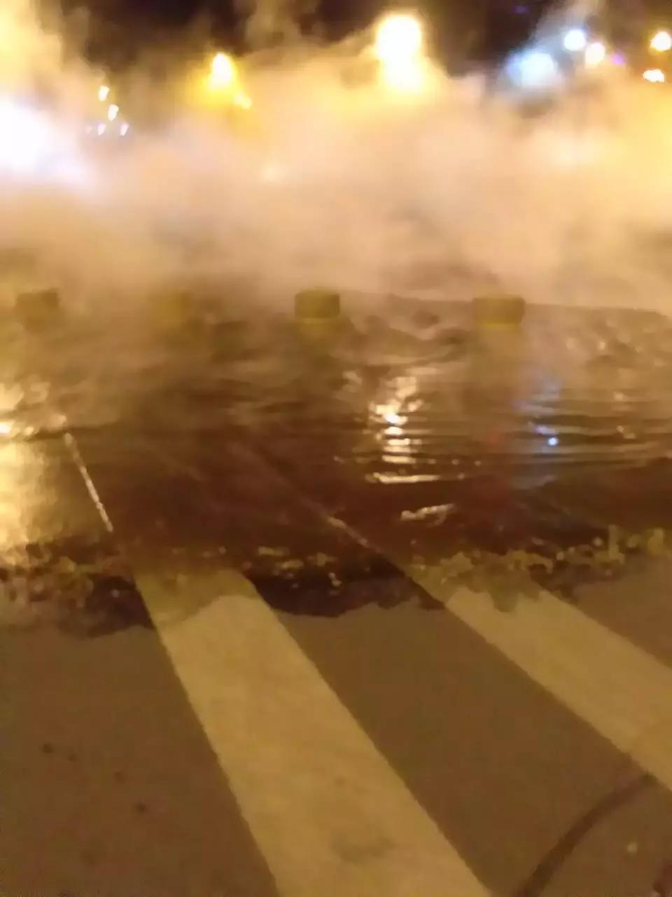 突发！济南供热管道爆裂