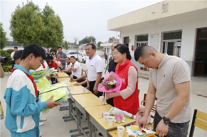 六一儿童节献爱心慰问活动,关爱困境儿童六一慰问暖童心
