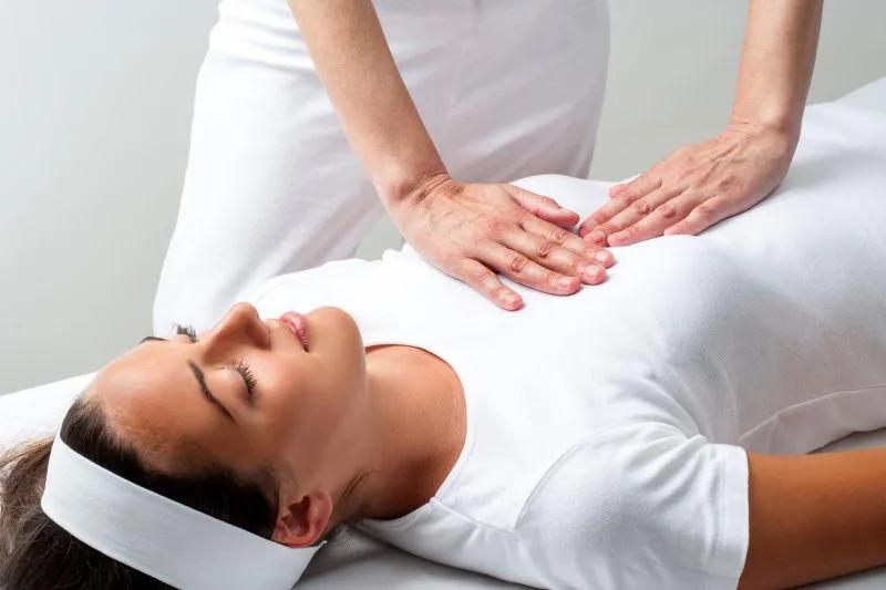 增强小肠蠕动穴位,心和小肠相通的穴位