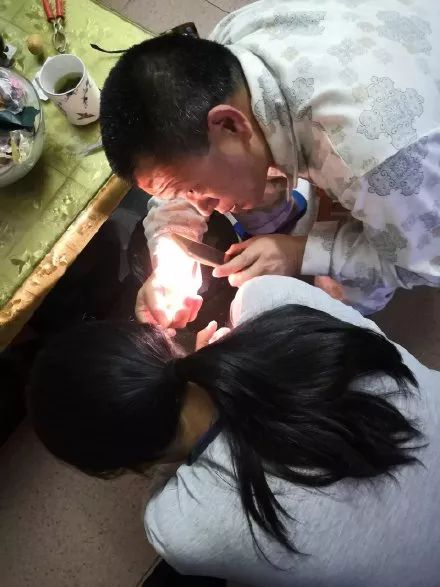 父母秀恩爱对子女的好处,父母特别秀恩爱的方式