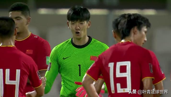 国足出线欢呼的场面,国足出线球迷落泪