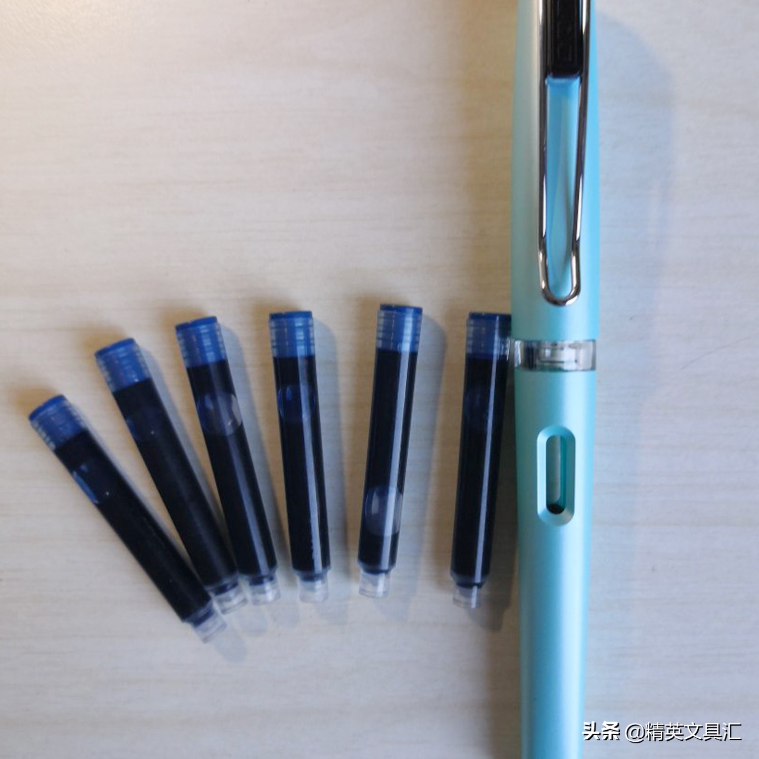 玲珑少年珠光色才温柔，正姿笔握，圆润笔帽造型