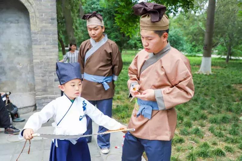 西安汉服秀视频,西安曲江池汉服秀