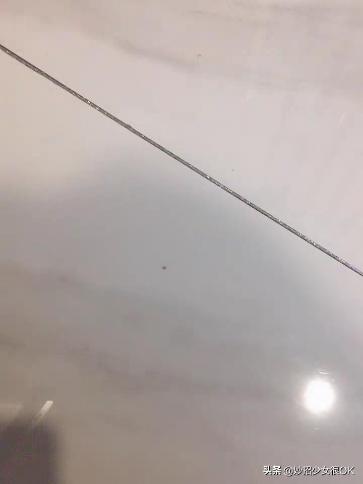 地砖上被尖锐划了一道划痕怎么修,地砖划痕最好的处理方法装修必看