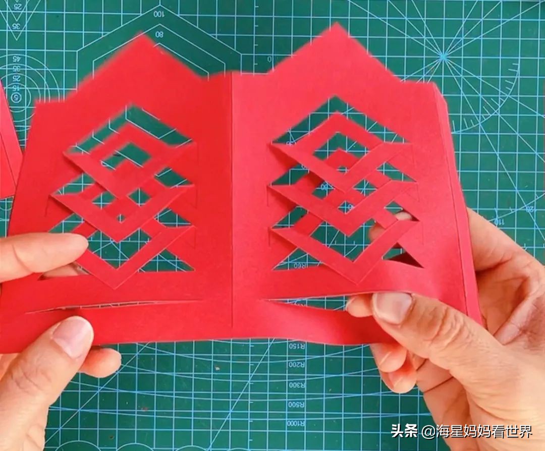 春节喜气洋洋大红灯笼高高挂,红红火火喜气洋洋百家姓灯笼