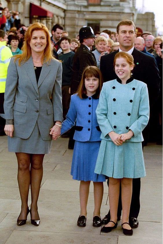 尤金妮穿裙子图片,尤金妮公主穿背带裤