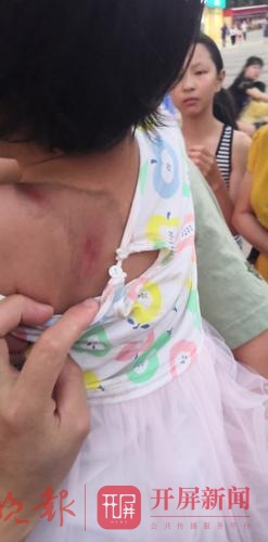 昆明商场人堆里穿梭的小火车!你有证吗?司机培训过吗?出事谁负责?