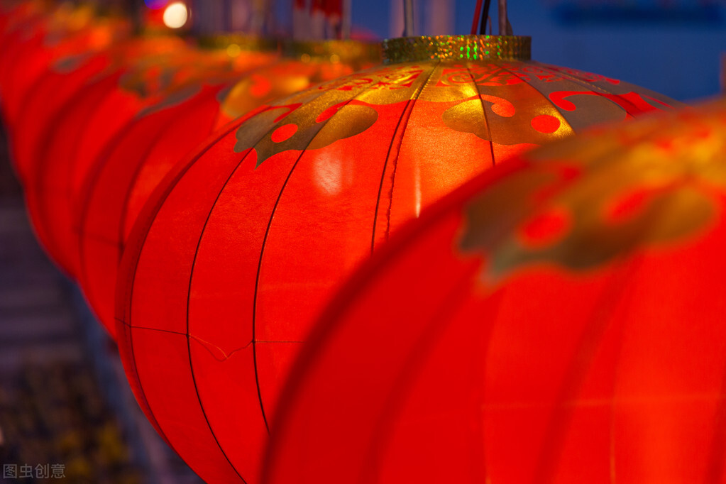 大红灯笼高高挂的现代散文,大红灯笼高高挂散文