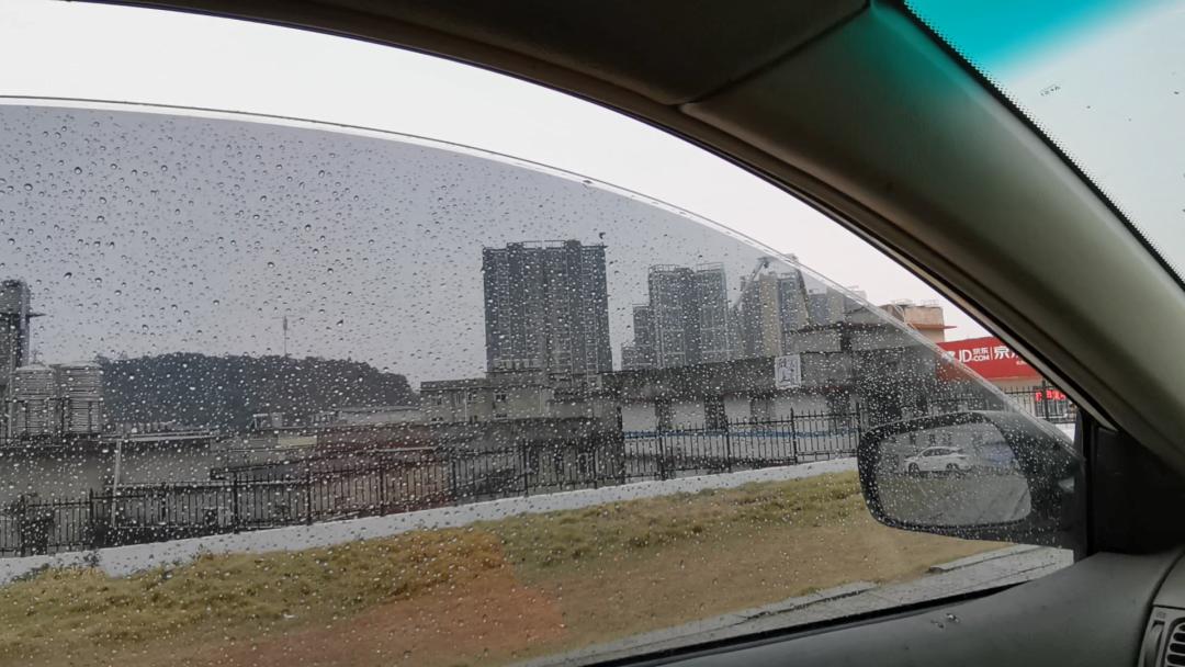 雨天车玻璃起雾看不清怎么办,雨天开车起雾玻璃看不清小妙招