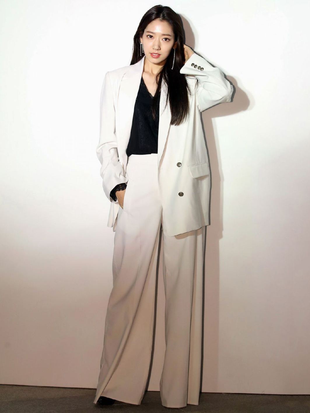 朴信惠韩范穿搭,朴信惠夏短发穿搭