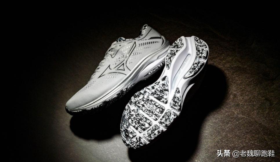 跑鞋不要买多少克的,新手选择轻的跑鞋还是稳定的跑鞋