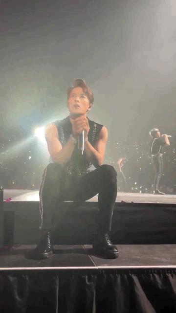 王嘉尔身着一身粉衣现身机场,王嘉尔受很多女星欢迎国外粉丝