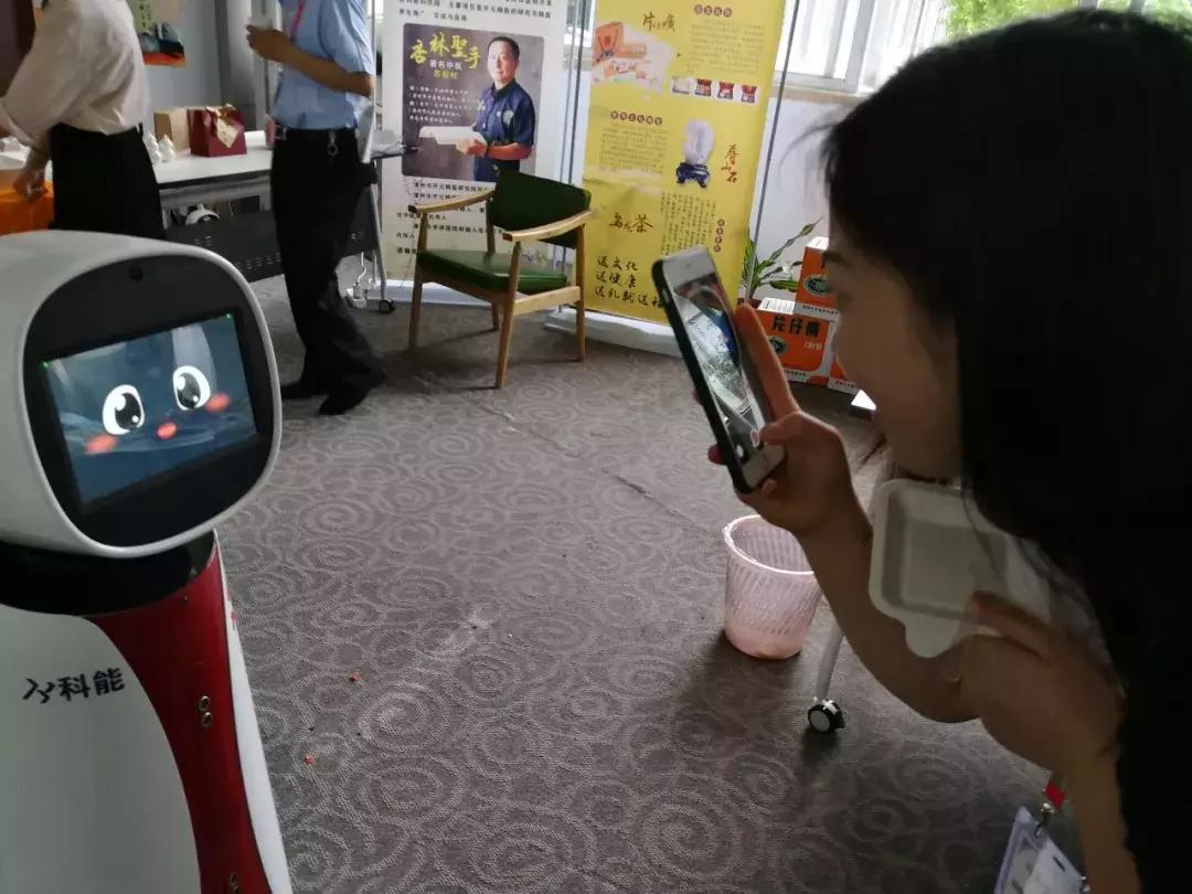 智能机器人小艾是真人说话吗,智能机器人小艾视频