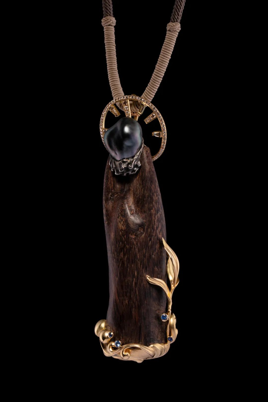 她设计的珠宝如画似景承包了你对美的所有渴求与遐想