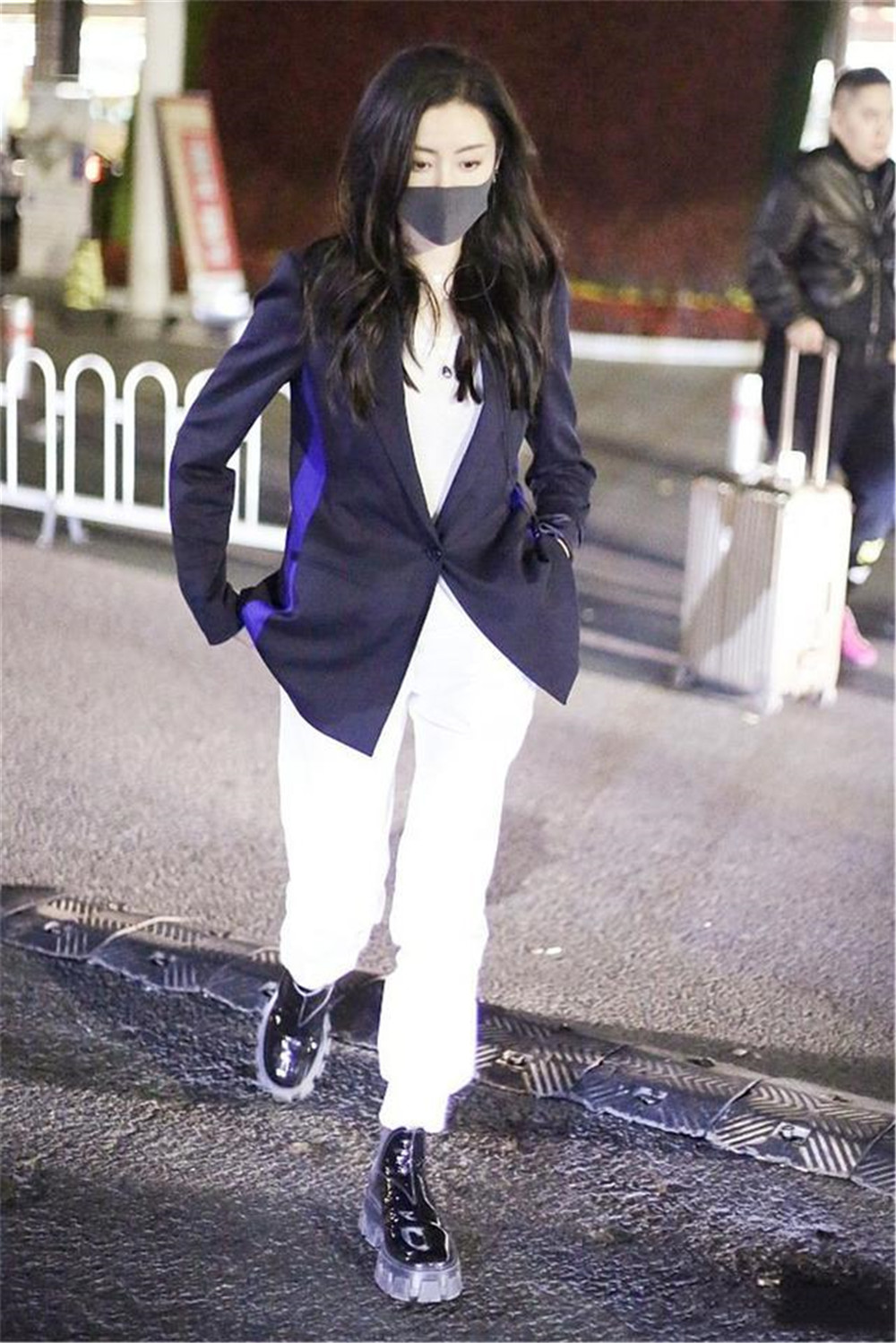 2020年流行的“运动裤”怎么穿？试试用这4款鞋子搭，时髦又显高